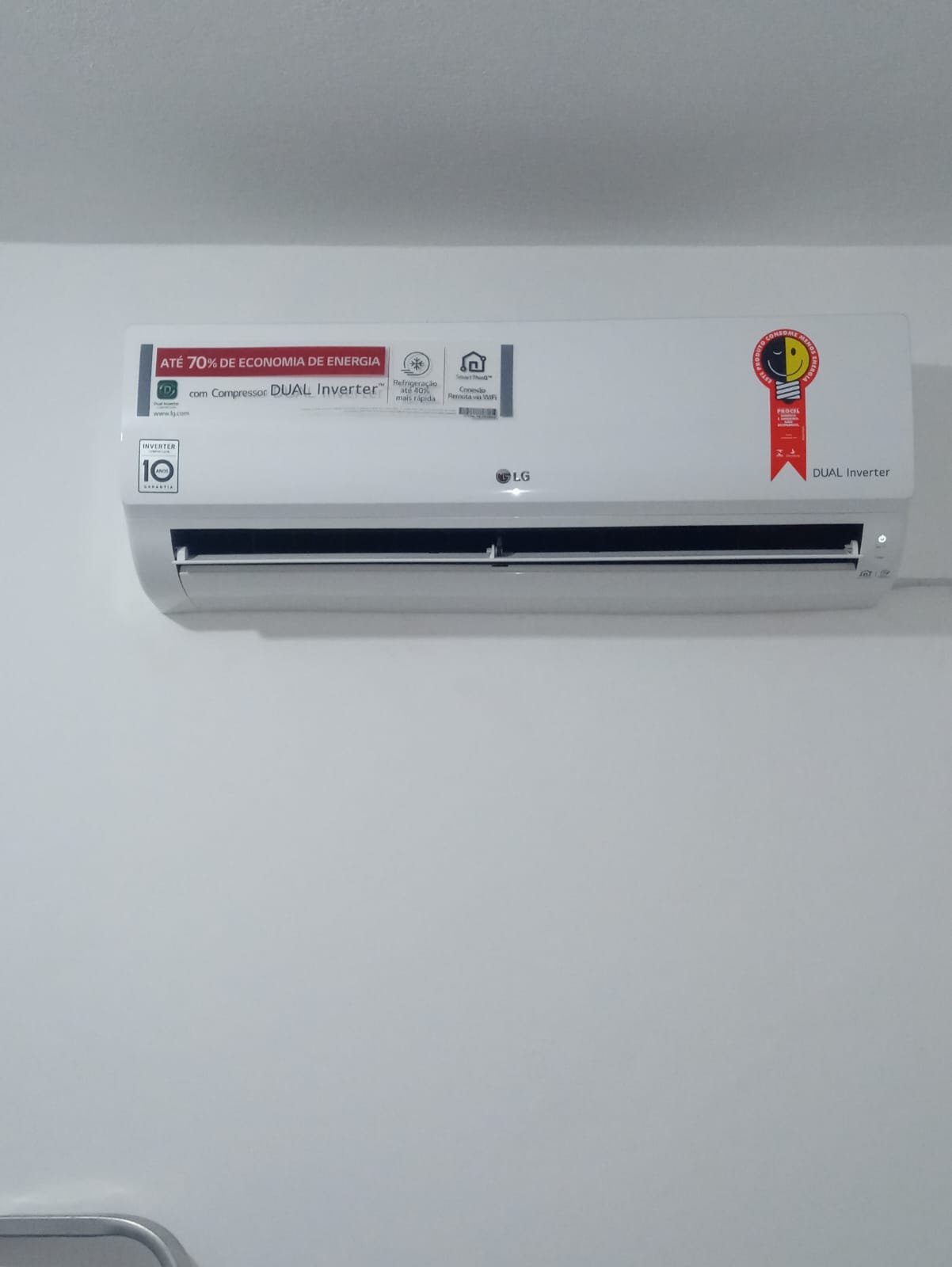 Unidade evaporadora split instalada em parede interna