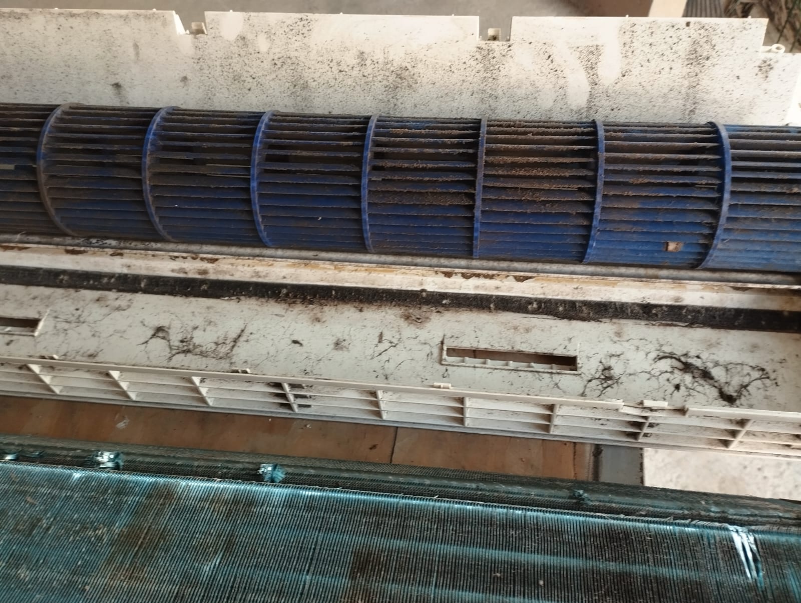 Turbina e carcaça da evaporadora com sujeira acumulada