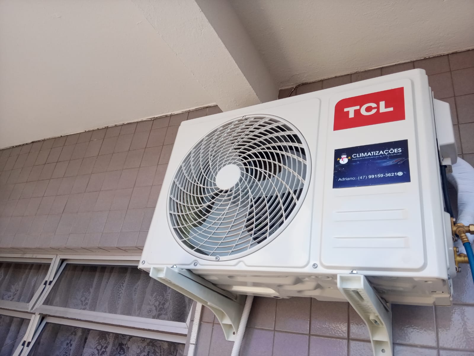 Unidade condensadora instalada em parede externa